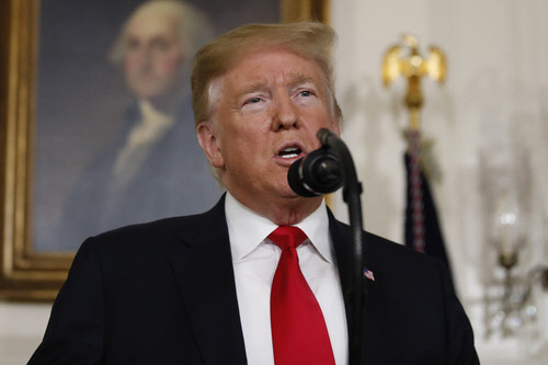 도널드 트럼프 미국 대통령이 19일(현지시간) 워싱턴DC 백악관에서 연방정부 셧다운(일시적 업무정지)에 관한 대국민 연설을 하고 있다. <AP 연합뉴스>